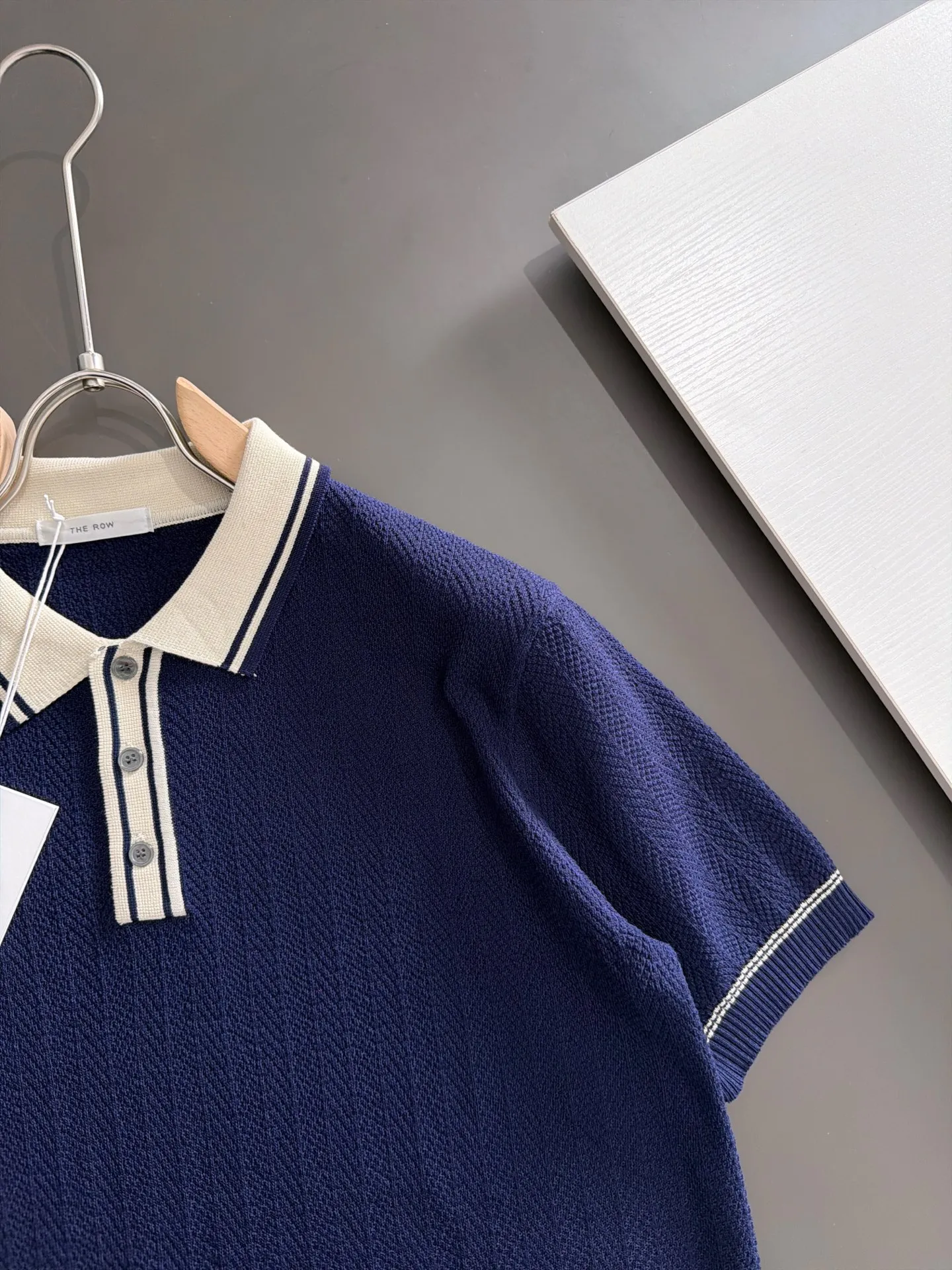 Shipping next day TR high quality - The Row 26ss New Arrival men's short-sleeved T-shirt. Like LP and BC, it belongs to the same old-money style top-notch light luxury brand. The New Arrival Original men's casual short-sleeved shirt is made of combed cotton yarn knitted imitation cotton fabric. Exclusive Premium custom-controlled raw materials. 14-needle precision knitting. The iconic waffle soul is woven. The three-dimensional texture flows with subtle light and shadow. Viewed from a distance, it is introverted. It shows when you touch it closely. It feels substantial when weighed. The upper body is also more textured than ordinary T-shirts. Fashionable Versatile Hot Sale. It is skin-friendly and comfortable to wear. Premium boutique. The upper body is made of Factory's fine workmanship. A must-have item for men. Complete with three standards. Sizes M-3XL